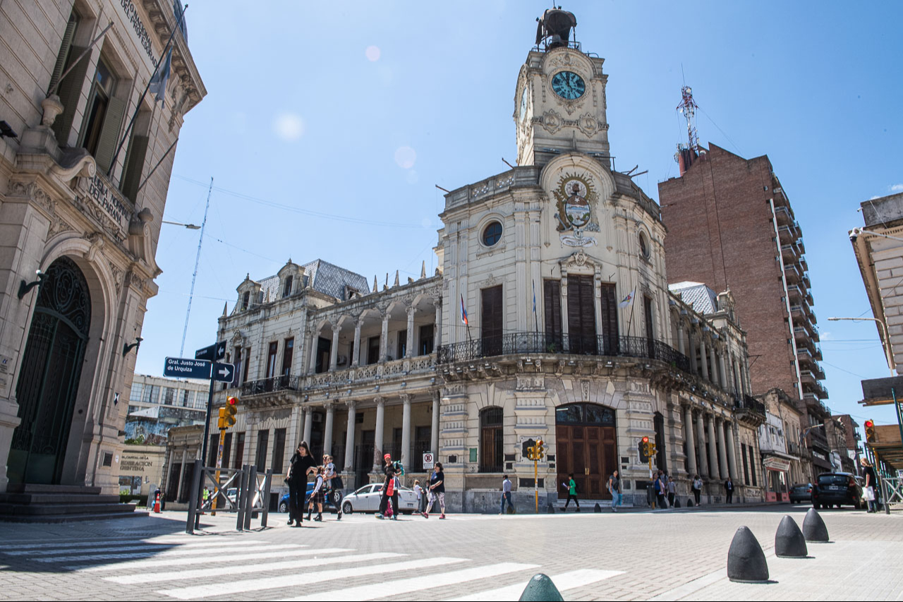 Paraná reclama a Provincia y Nación fondos impagos de boleto docente y las obligaciones por los beneficios de la SUBE
